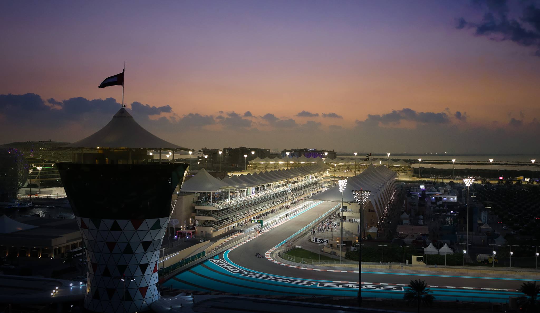 Яс н. Yas Marina Abu Dhabi. Абу Даби ночью. Yas Marina circuit.